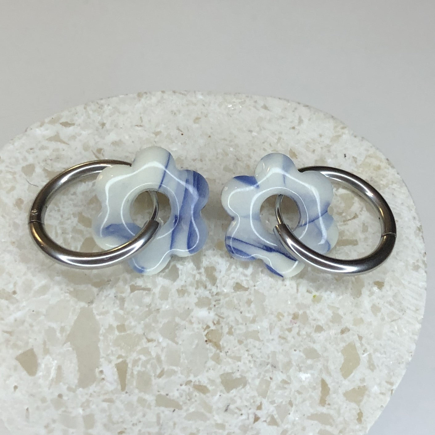 Boucles d'Oreilles Créoles Pampilles Fleurs - Blanc et Bleu Fluorescent