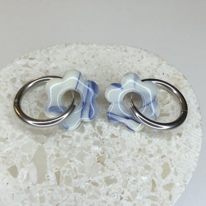 Boucles d'Oreilles Créoles Pampilles Fleurs - Blanc et Bleu Fluorescent