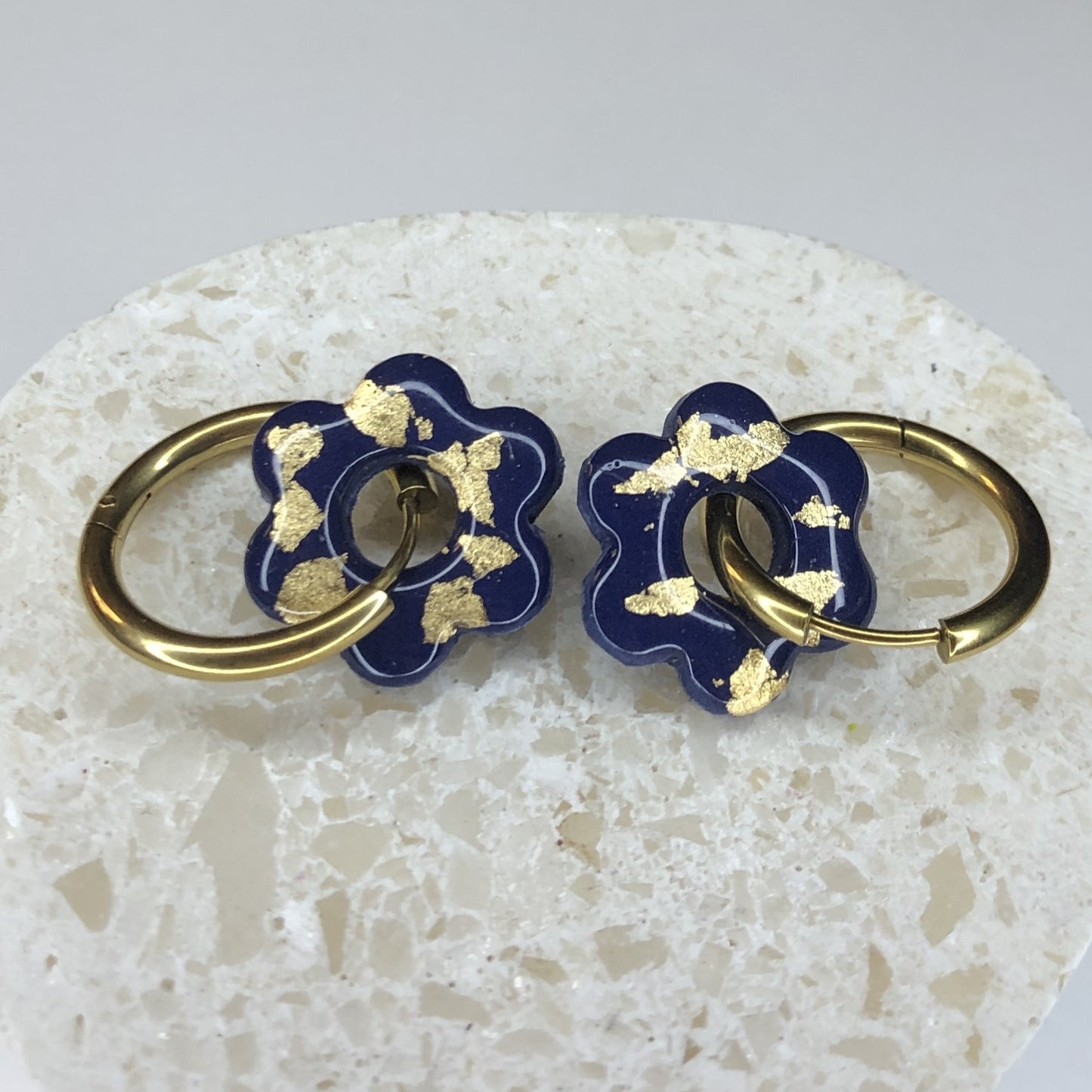 Boucles d'Oreilles Créoles Pampilles Fleurs - Bleu Marine et Or