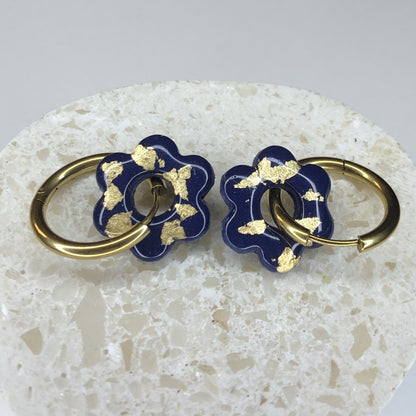 Boucles d'Oreilles Créoles Pampilles Fleurs - Bleu Marine et Or