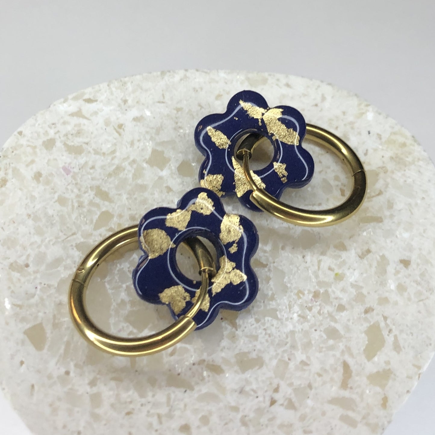 Boucles d'Oreilles Créoles Pampilles Fleurs - Bleu Marine et Or