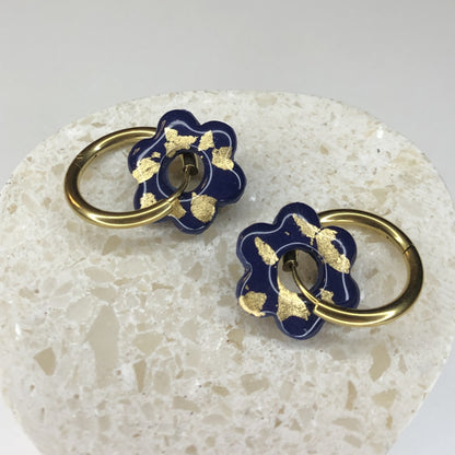 Boucles d'Oreilles Créoles Pampilles Fleurs - Bleu Marine et Or
