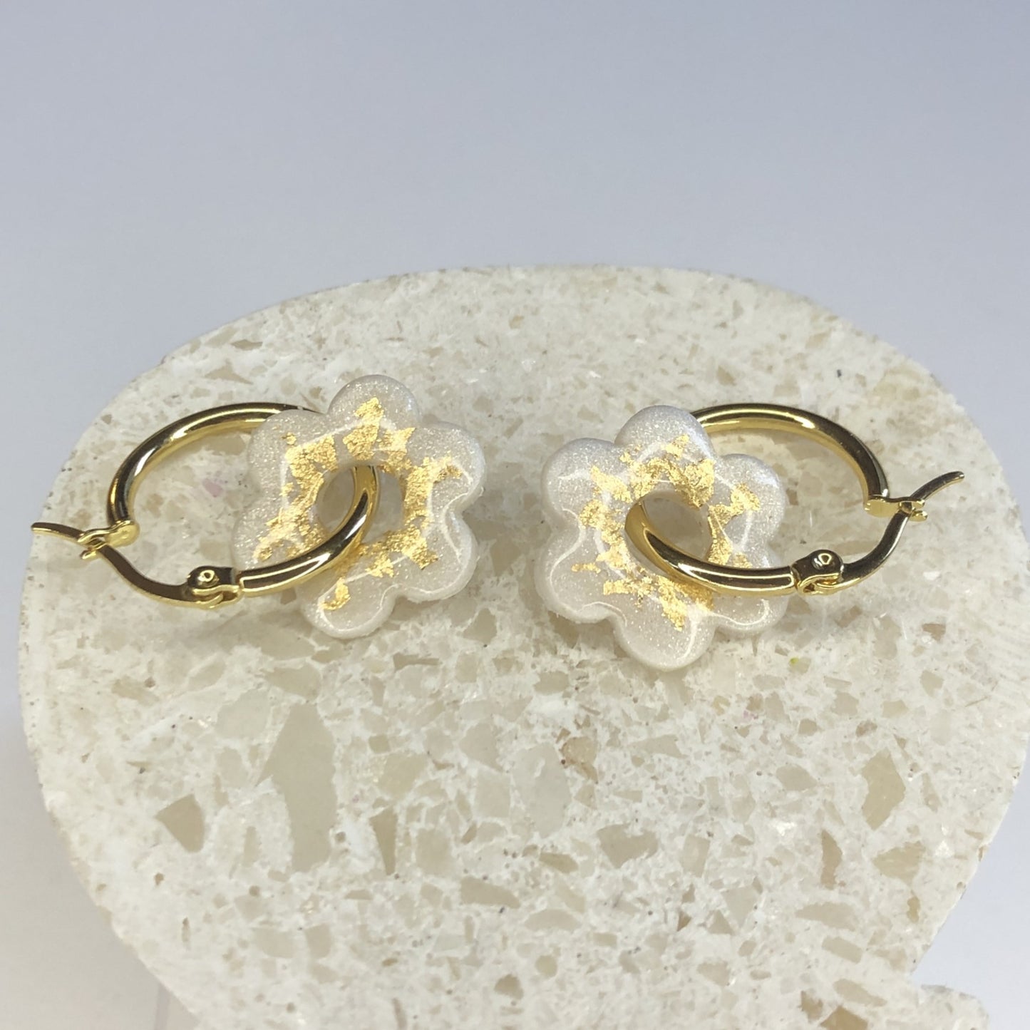 Boucles d'Oreilles Créoles Pampilles Fleurs Soleil - Blanc Nacré Or
