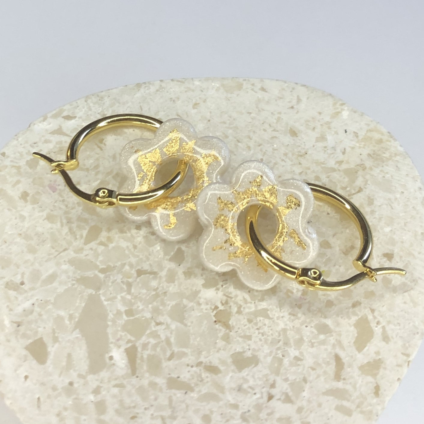 Boucles d'Oreilles Créoles Pampilles Fleurs Soleil - Blanc Nacré Or