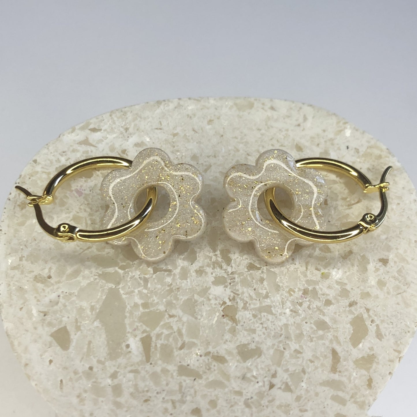 Boucles d'Oreilles Créoles Pampilles Fleurs - Blanc Or Strié