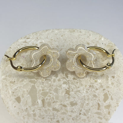 Boucles d'Oreilles Créoles Pampilles Fleurs - Blanc Or Strié