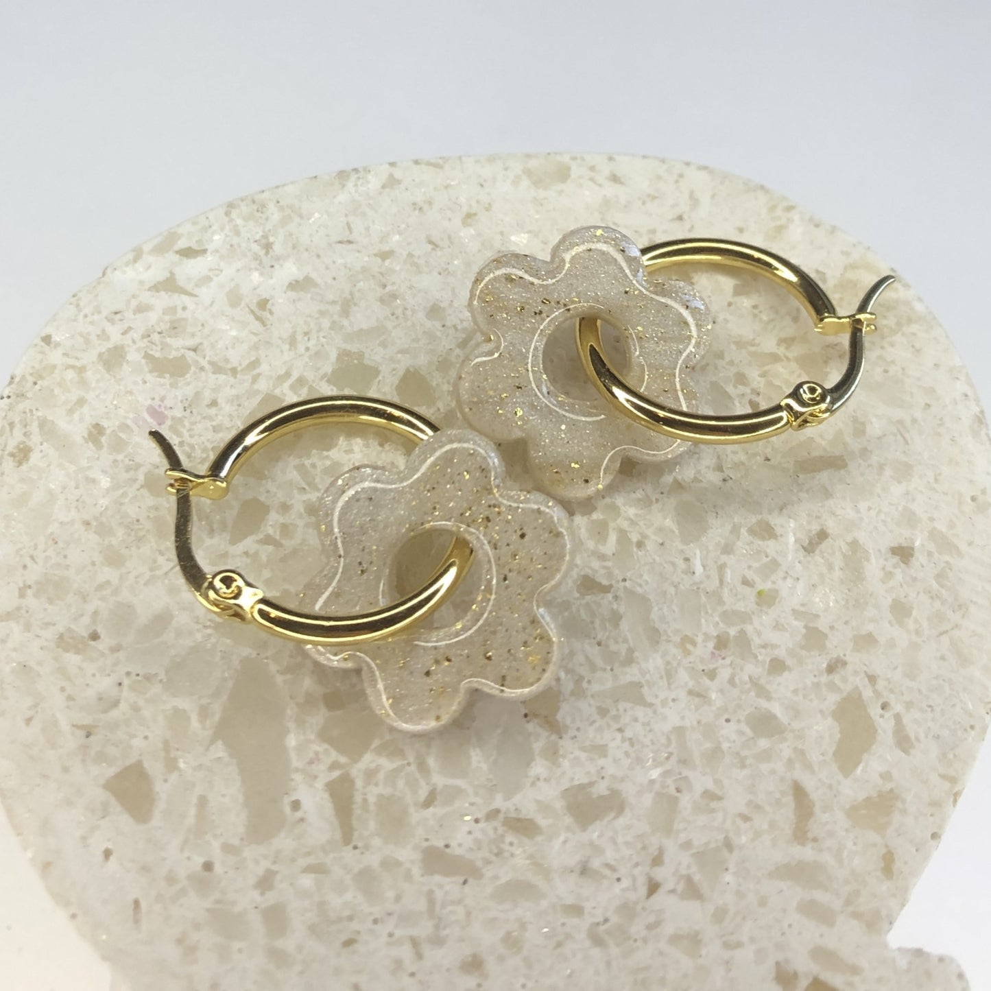 Boucles d'Oreilles Créoles Pampilles Fleurs - Blanc Or Strié