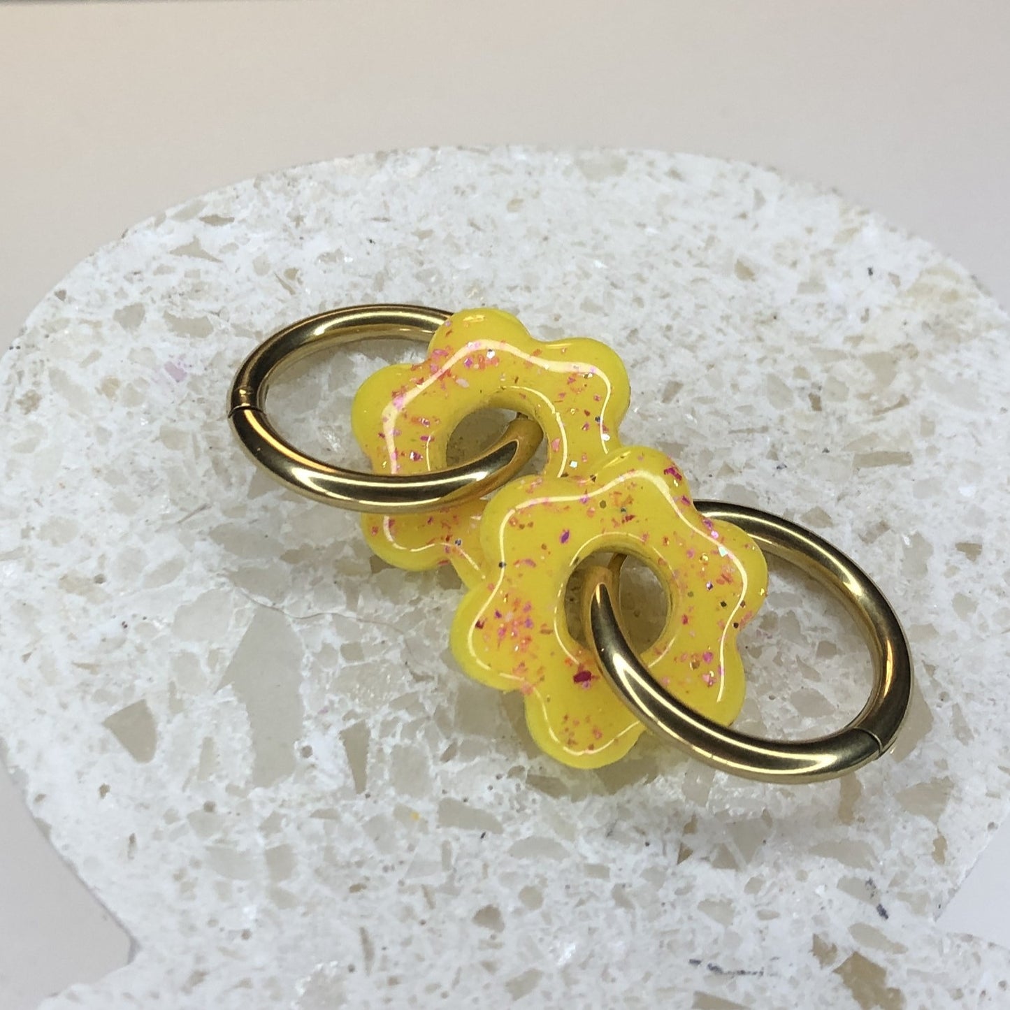 Boucles d'Oreilles Créoles Pampilles Fleurs - Jaune Tournesol Pailleté