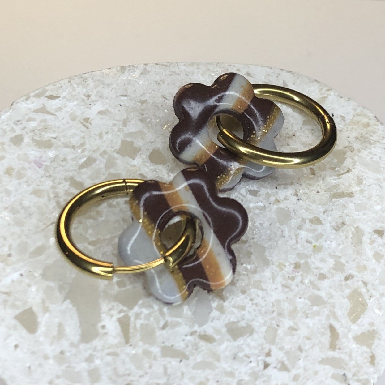 Boucles d'Oreilles Créoles Pampilles Fleurs - Chocolat Doré Rayé