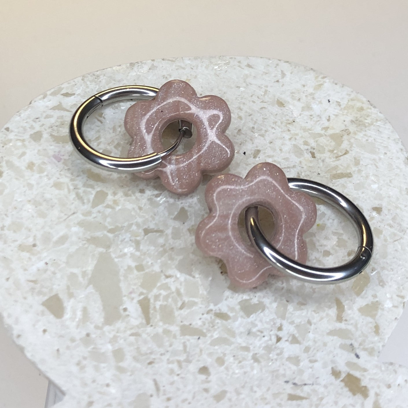 Boucles d'Oreilles Créoles Pampilles Fleurs - Violet Colombin