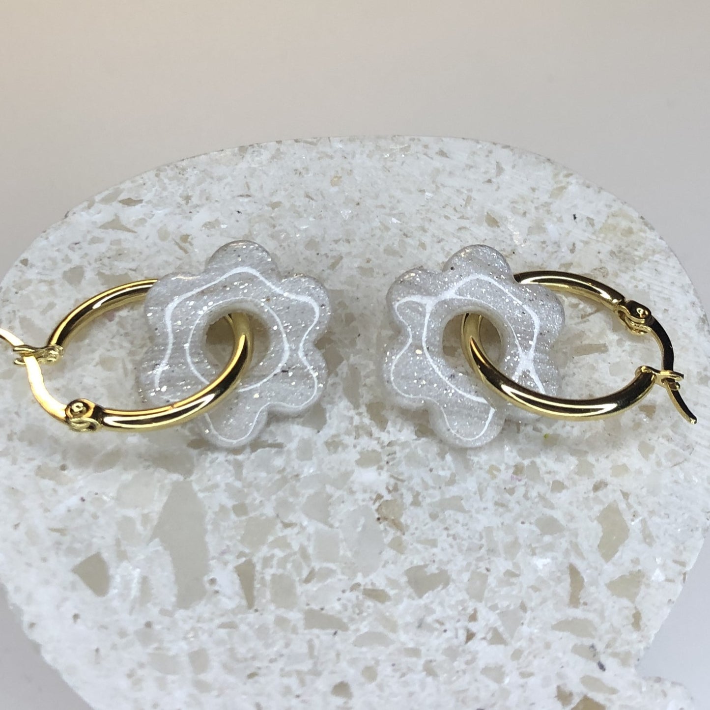 Boucles d'Oreilles Créoles Pampilles Fleurs - Blanc Scintillant