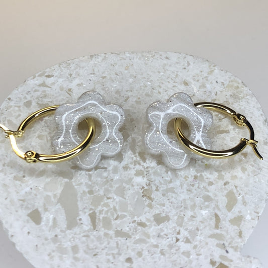 Boucles d'Oreilles Créoles Pampilles Fleurs - Blanc Scintillant