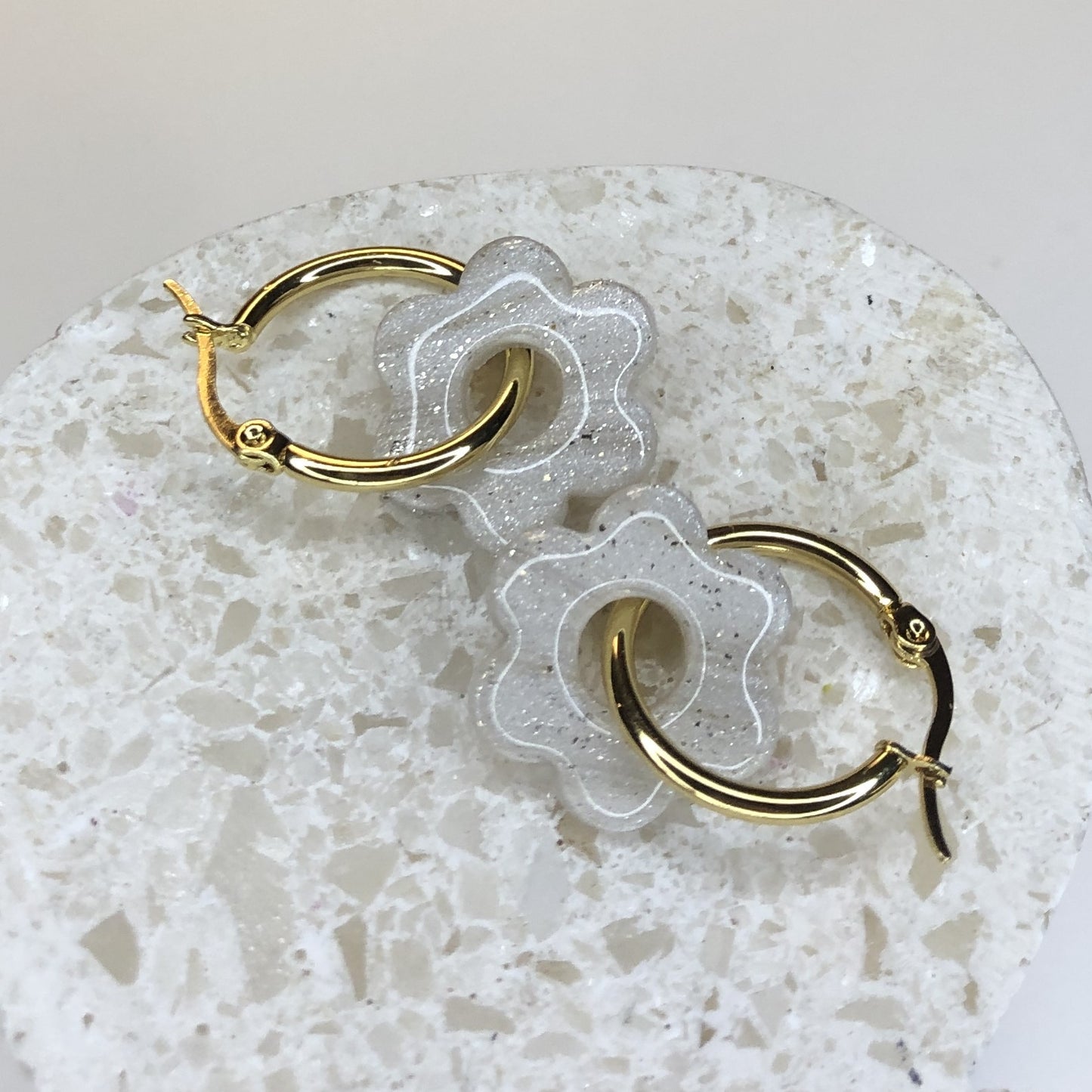 Boucles d'Oreilles Créoles Pampilles Fleurs - Blanc Scintillant