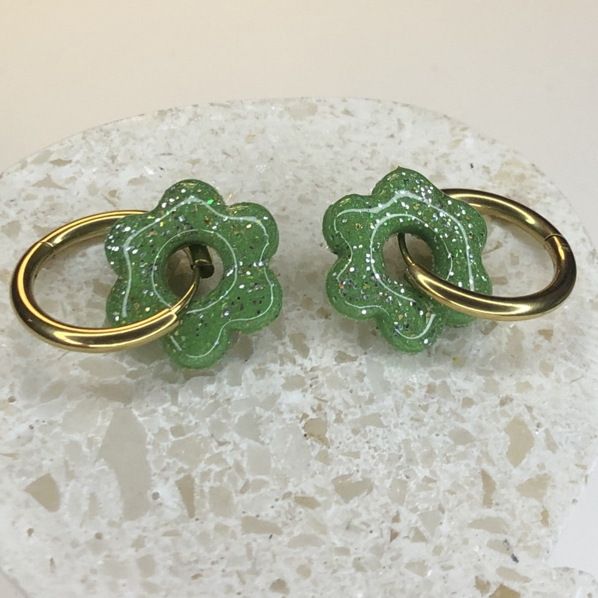 Boucles d'Oreilles Créoles Pampilles Fleurs - Vert Amande et Paillettes