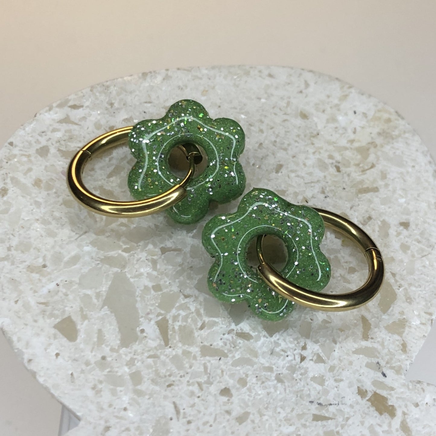 Boucles d'Oreilles Créoles Pampilles Fleurs - Vert Amande et Paillettes