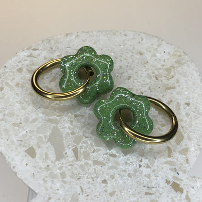 Boucles d'Oreilles Créoles Pampilles Fleurs - Vert Amande et Paillettes