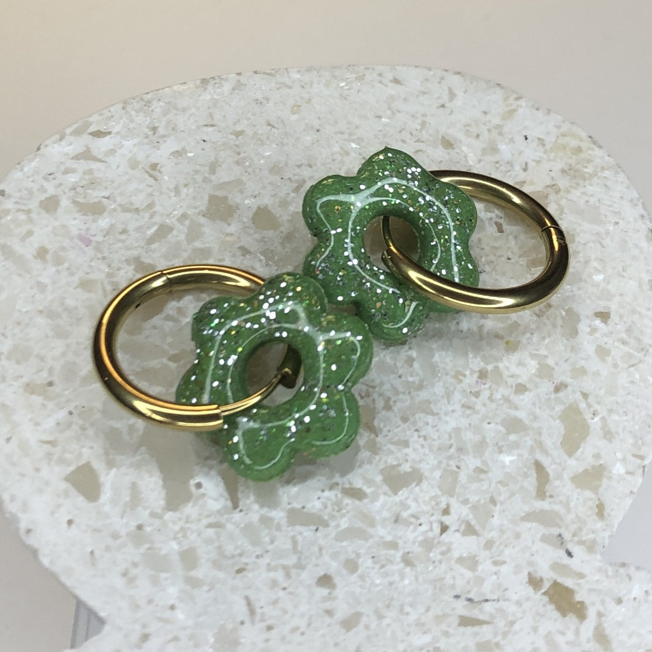 Boucles d'Oreilles Créoles Pampilles Fleurs - Vert Amande et Paillettes