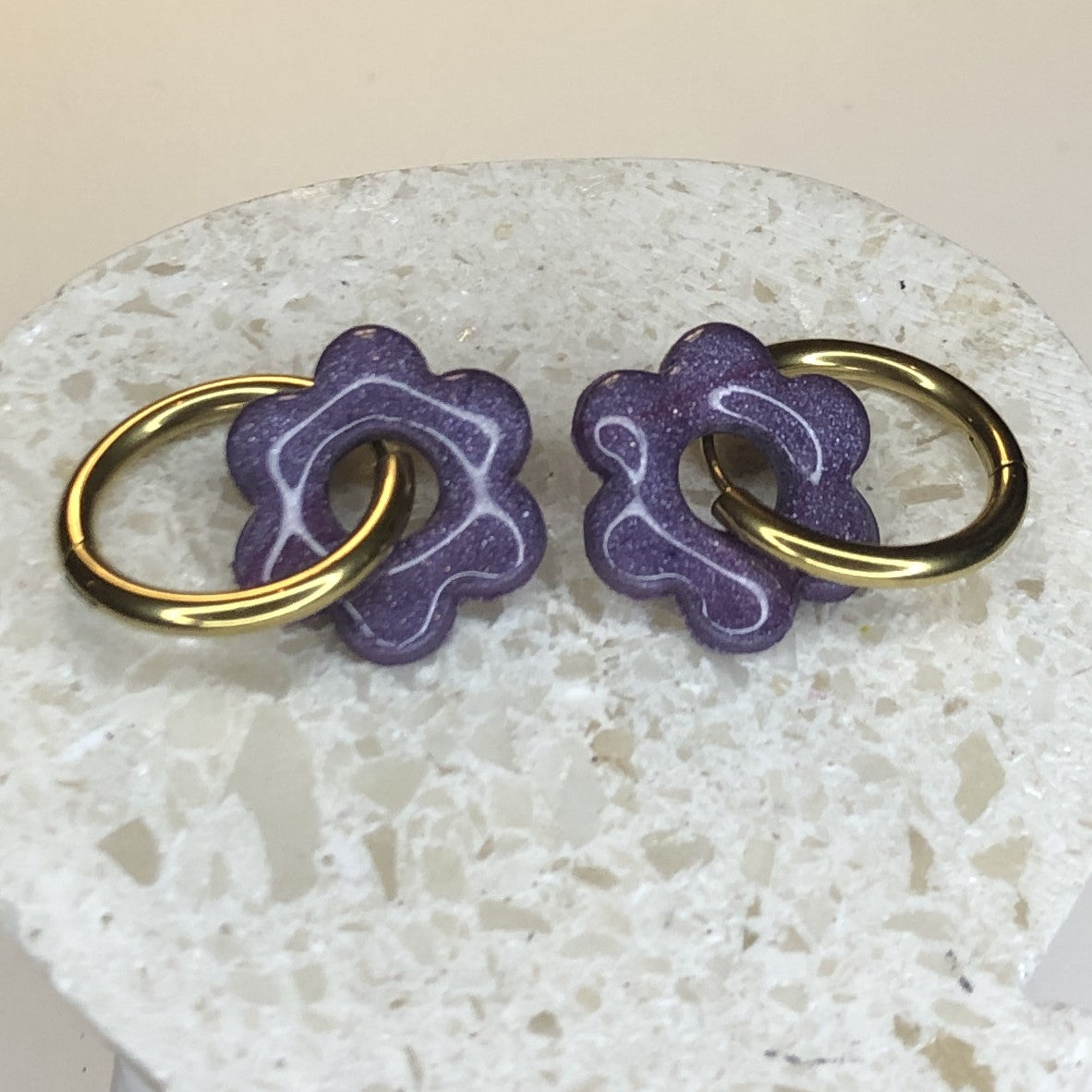 Boucles d'Oreilles Créoles Pampilles Fleurs - Violet Russe