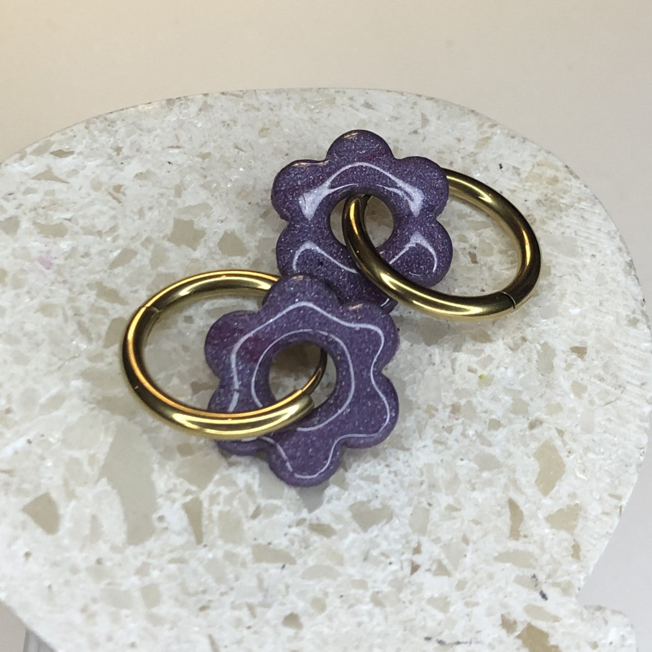 Boucles d'Oreilles Créoles Pampilles Fleurs - Violet Russe