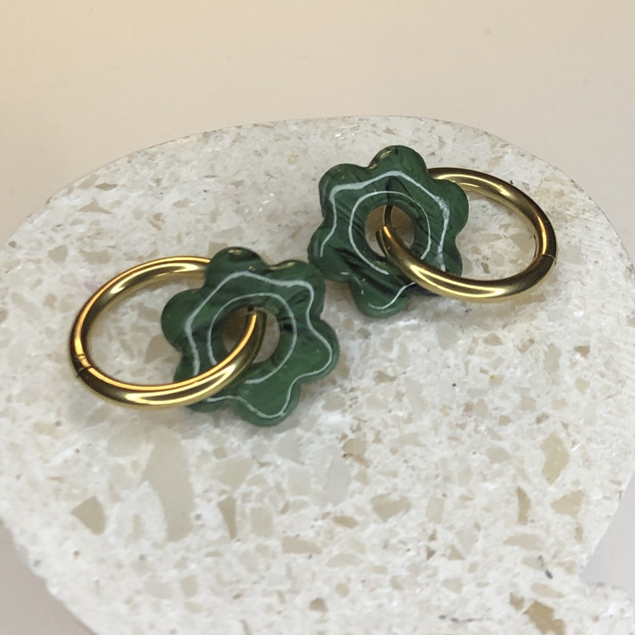 Boucles d'Oreilles Créoles Pampilles Fleurs - Vert Malachite