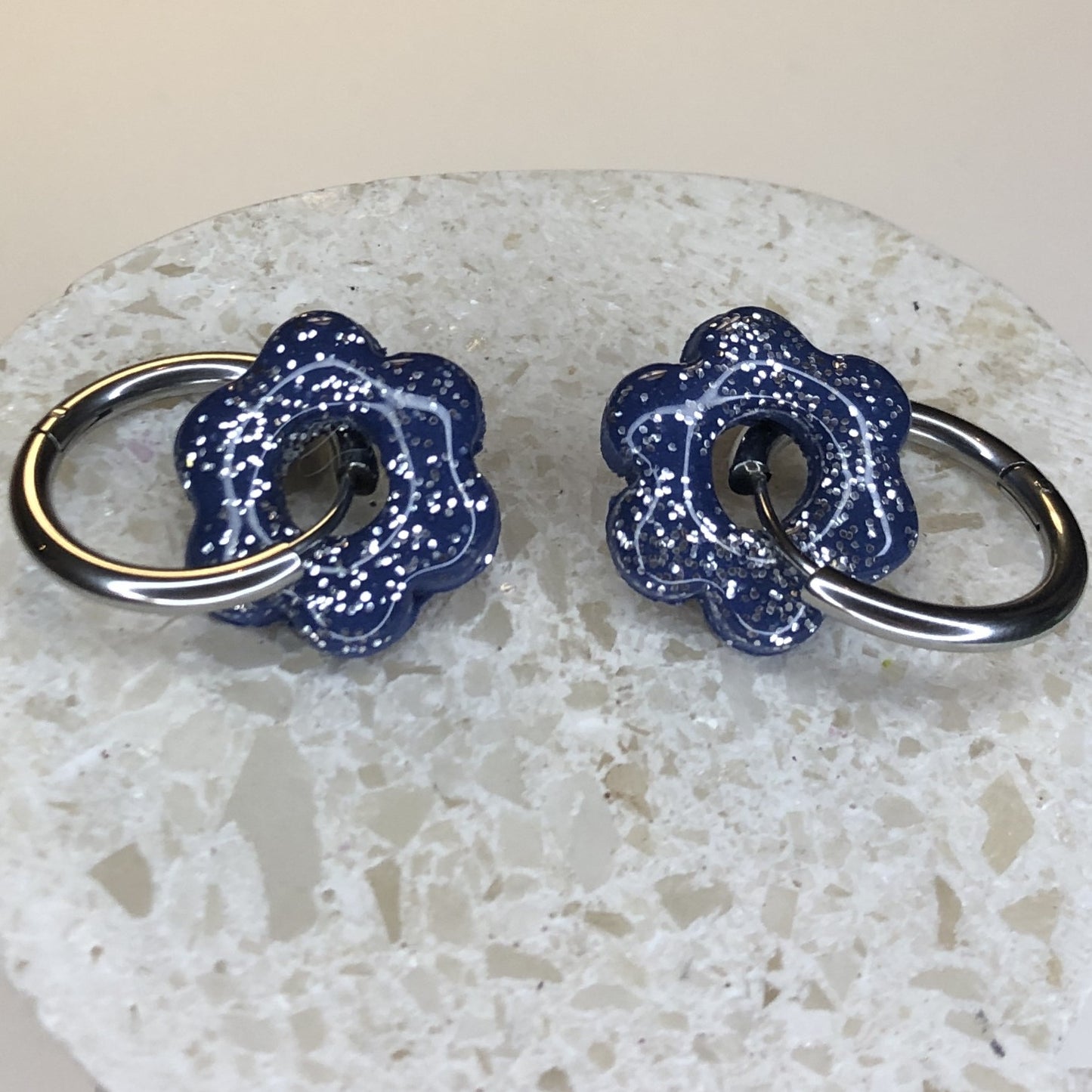 Boucles d'Oreilles Créoles Pampilles Fleurs - Bleu Roi et Paillettes Beige