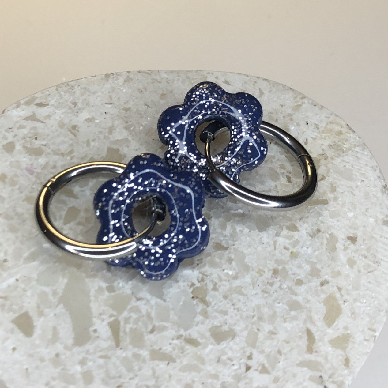 Boucles d'Oreilles Créoles Pampilles Fleurs - Bleu Roi et Paillettes Beige