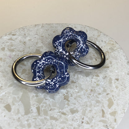 Boucles d'Oreilles Créoles Pampilles Fleurs - Bleu Roi et Paillettes Beige