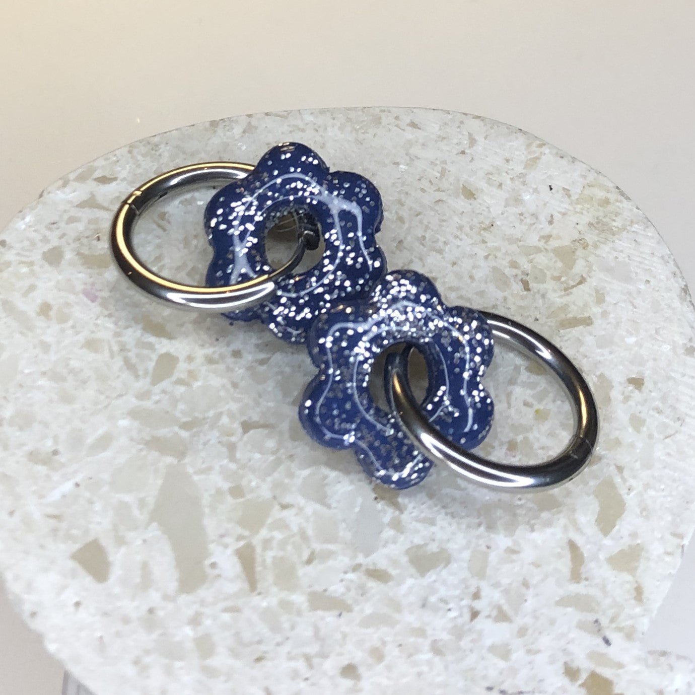 Boucles d'Oreilles Créoles Pampilles Fleurs - Bleu Roi et Paillettes Beige