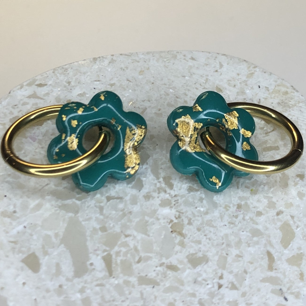 Boucles d'Oreilles Créoles Pampilles Fleurs - Bleu Paon et Or