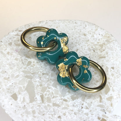 Boucles d'Oreilles Créoles Pampilles Fleurs - Bleu Paon et Or