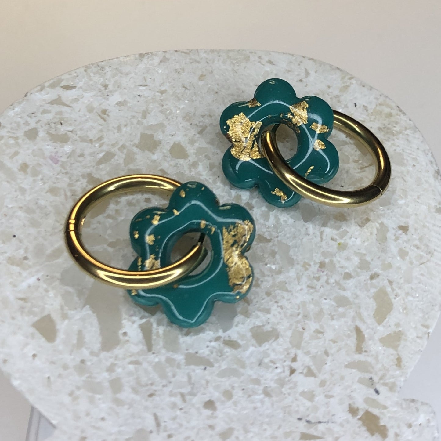 Boucles d'Oreilles Créoles Pampilles Fleurs - Bleu Paon et Or