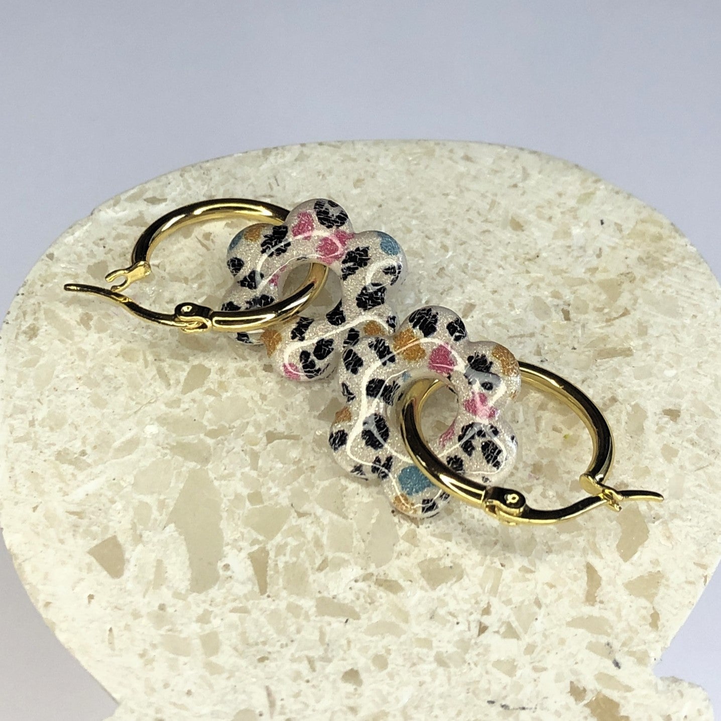 Boucles d'Oreilles Créoles Pampilles Fleurs - Léopard Coloré Blanc Nacré
