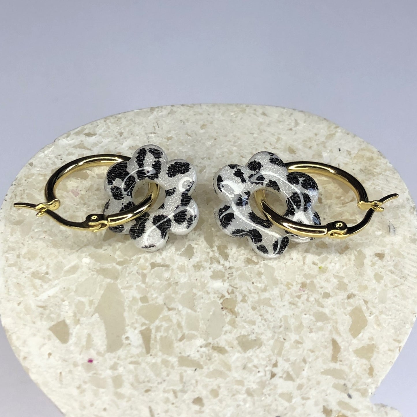 Boucles d'Oreilles Créoles Pampilles Fleurs - Léopard Blanc Nacré