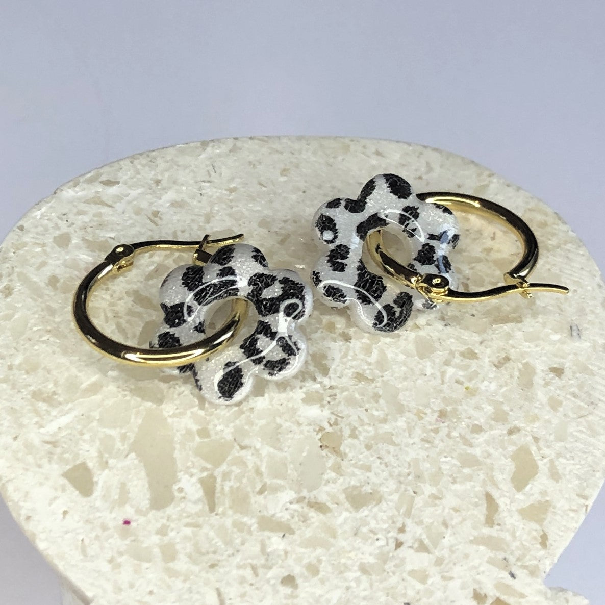 Boucles d'Oreilles Créoles Pampilles Fleurs - Léopard Blanc Nacré