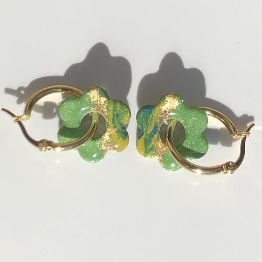 Boucles d'Oreilles Créoles Pampilles Fleurs - Vert Thé et Or