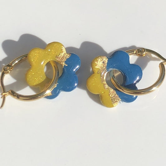 Boucles d'Oreilles Créoles Pampilles Fleurs Dépareillées - Bleu Canard et Jaune Moutarde