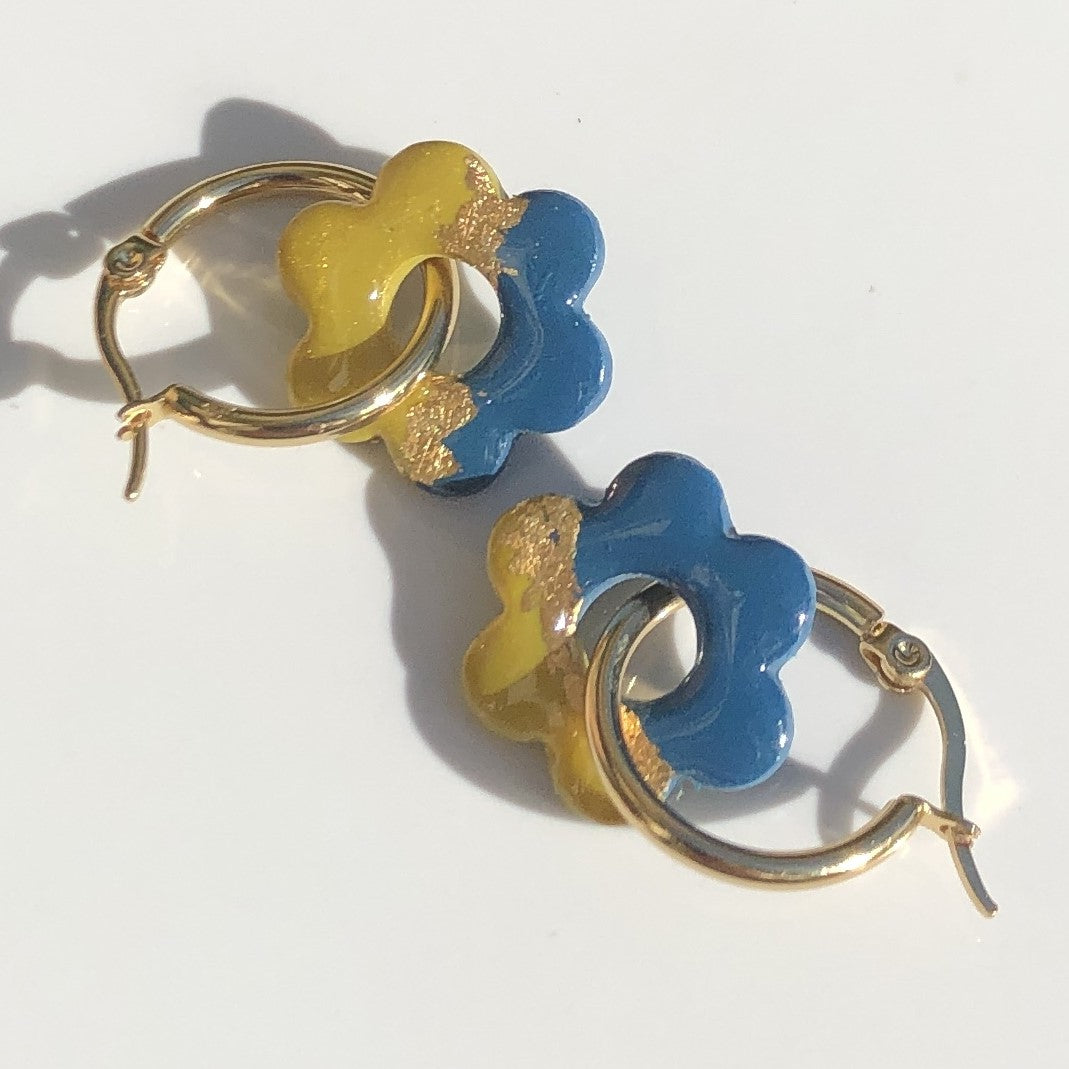 Boucles d'Oreilles Créoles Pampilles Fleurs Dépareillées - Bleu Canard et Jaune Moutarde