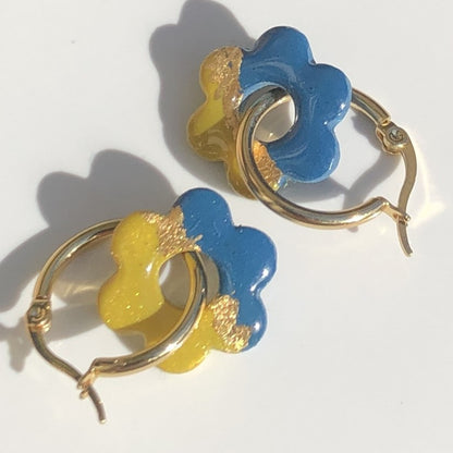 Boucles d'Oreilles Créoles Pampilles Fleurs Dépareillées - Bleu Canard et Jaune Moutarde