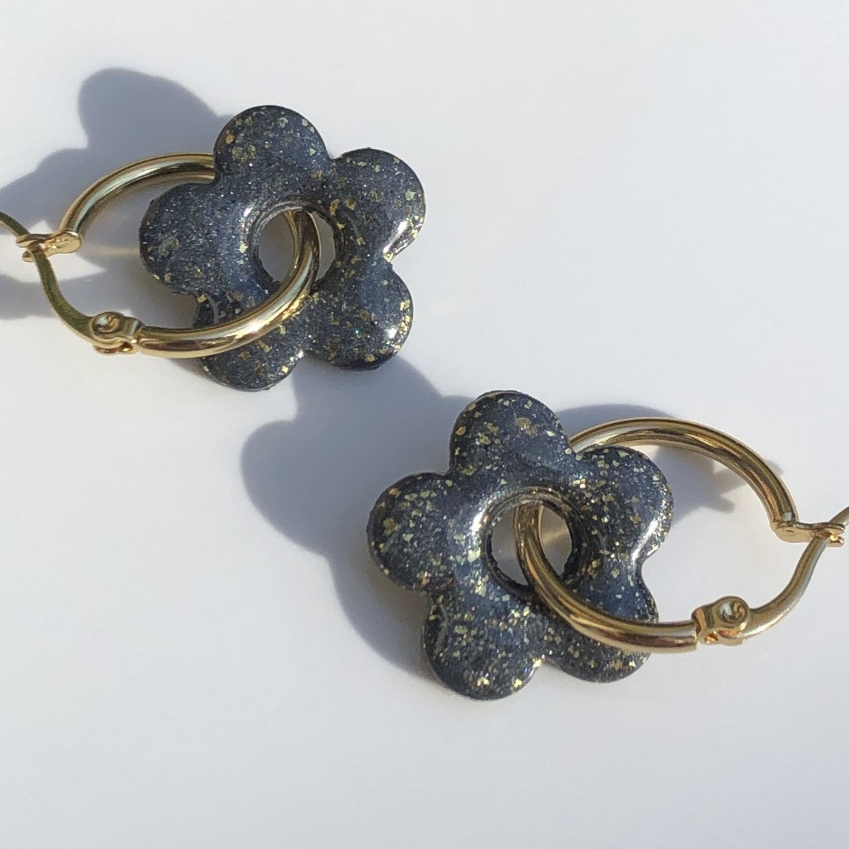 Boucles d'Oreilles Créoles Pampilles Fleurs - Gris Foncé Métallisé et Or