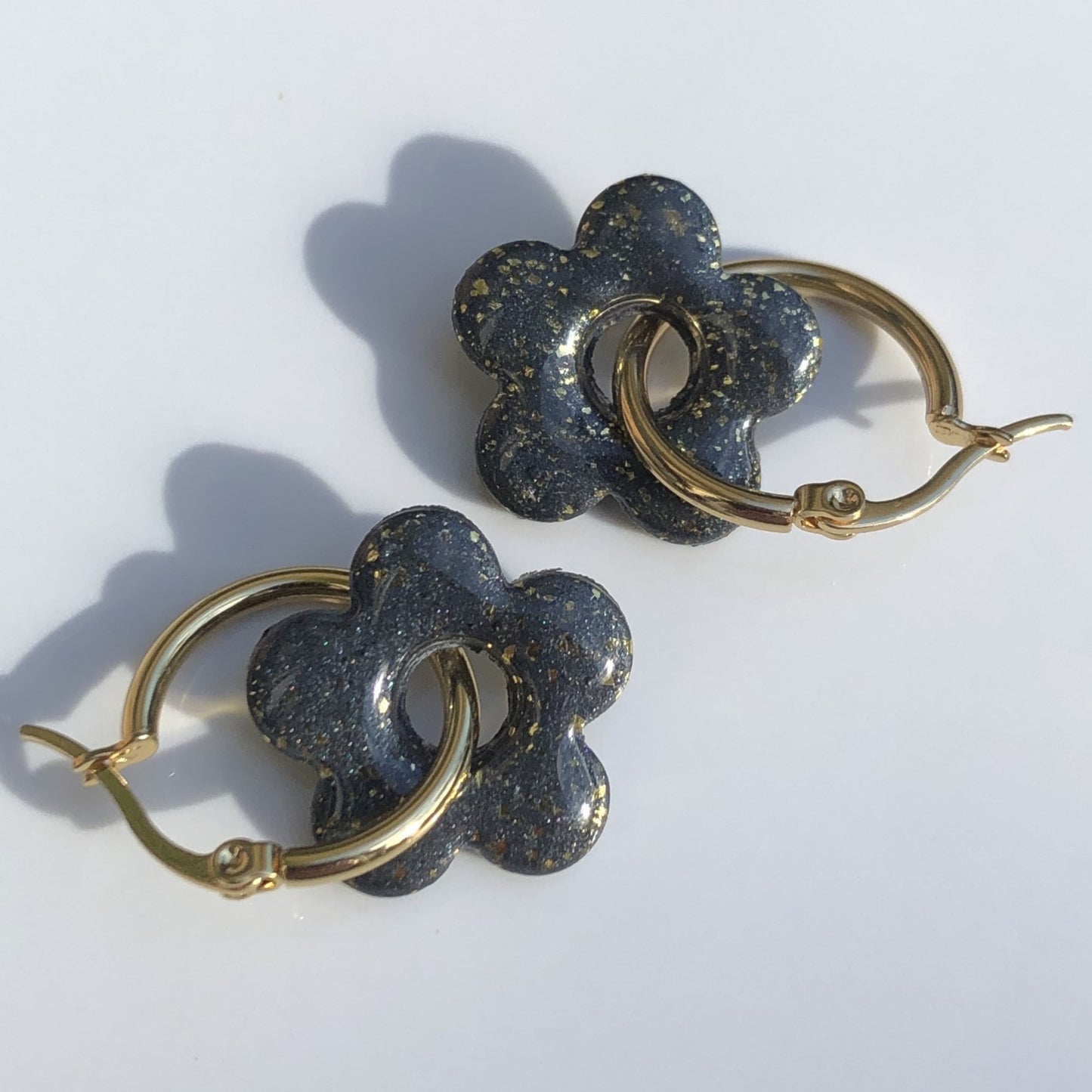 Boucles d'Oreilles Créoles Pampilles Fleurs - Gris Foncé Métallisé et Or