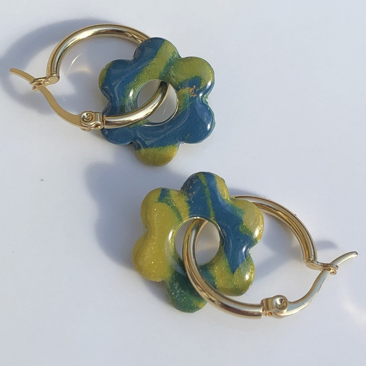 Boucles d'Oreilles Créoles Pampilles Fleurs - Bleu Canard et Jaune Moutarde