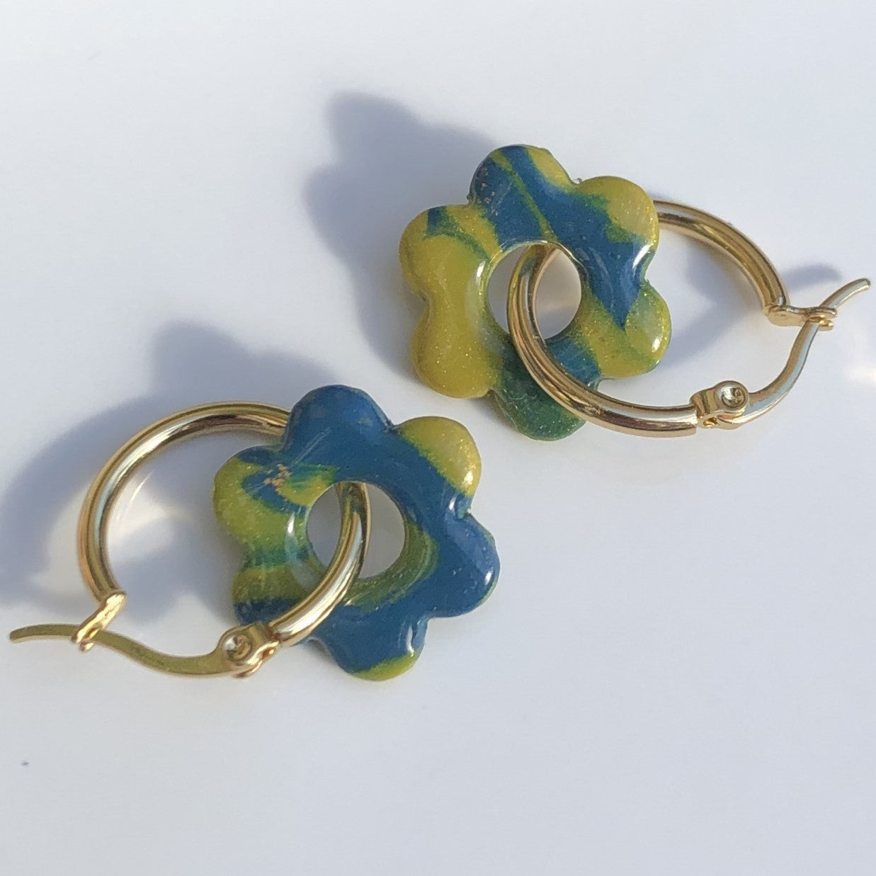 Boucles d'Oreilles Créoles Pampilles Fleurs - Bleu Canard et Jaune Moutarde