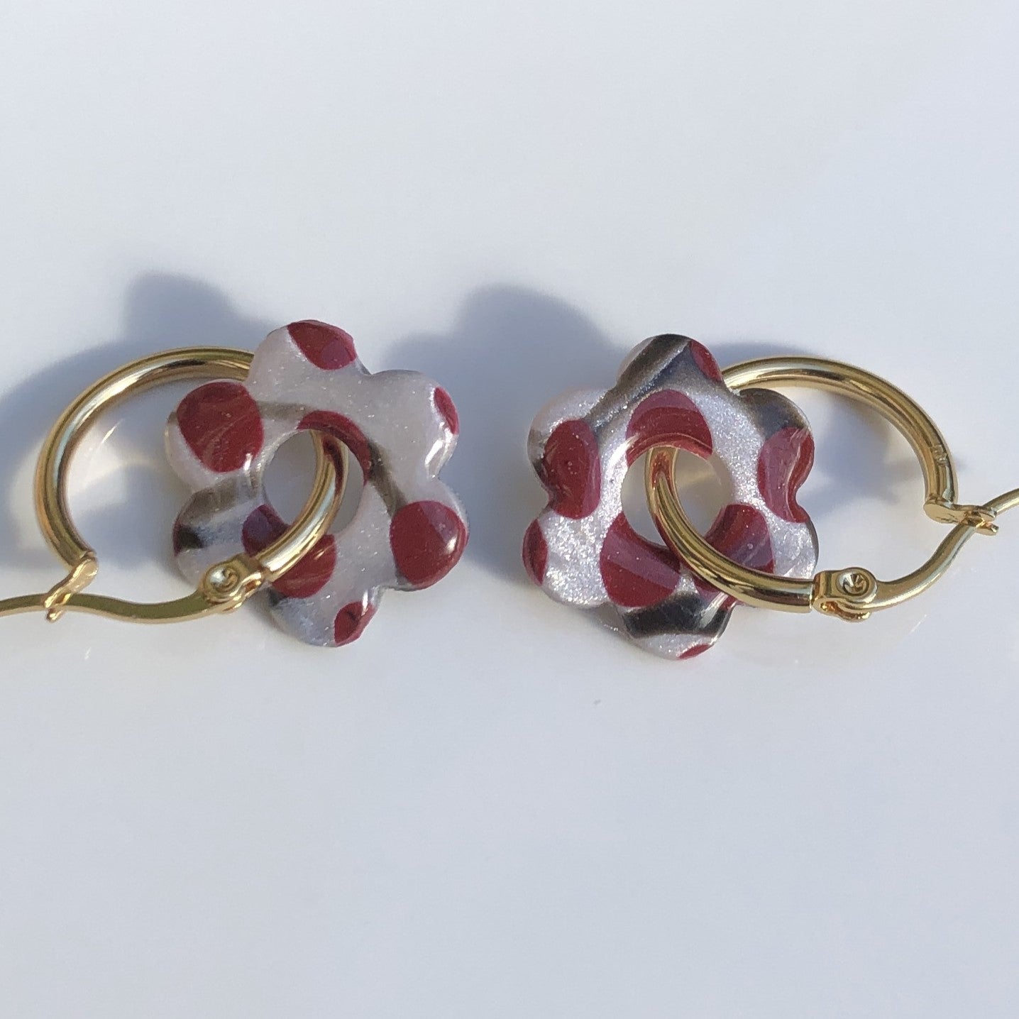 Boucles d'Oreilles Créoles Pampilles Fleurs - Blanc Nacré à Pois Bordeaux