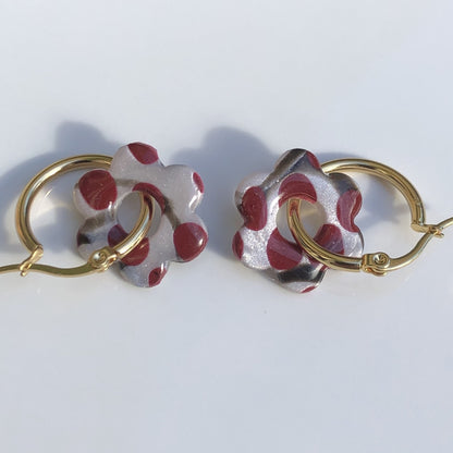 Boucles d'Oreilles Créoles Pampilles Fleurs - Blanc Nacré à Pois Bordeaux
