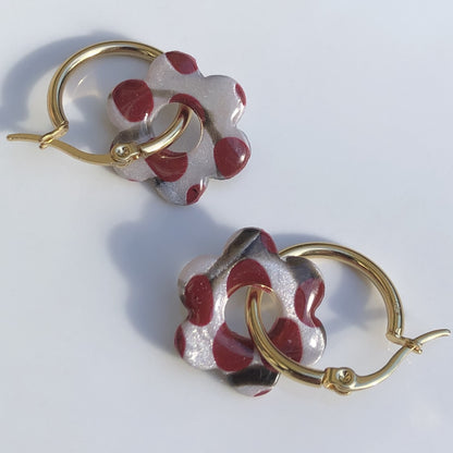 Boucles d'Oreilles Créoles Pampilles Fleurs - Blanc Nacré à Pois Bordeaux