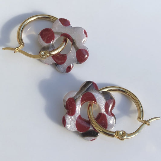 Boucles d'Oreilles Créoles Pampilles Fleurs - Blanc Nacré à Pois Bordeaux