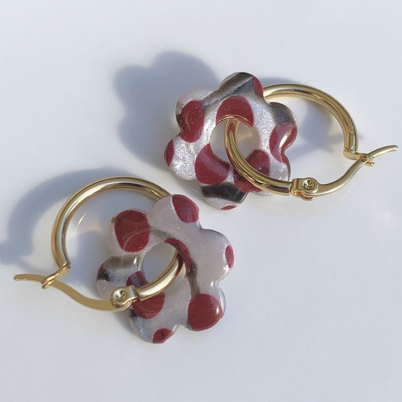 Boucles d'Oreilles Créoles Pampilles Fleurs - Blanc Nacré à Pois Bordeaux