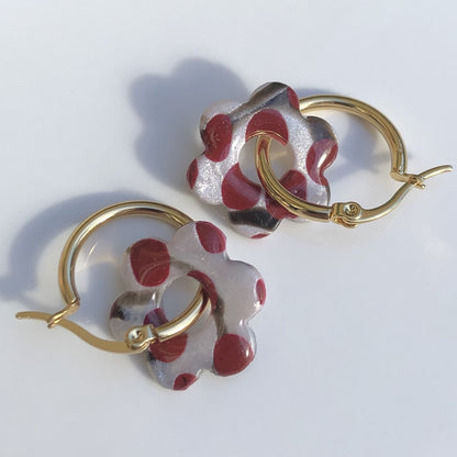 Boucles d'Oreilles Créoles Pampilles Fleurs - Blanc Nacré à Pois Bordeaux