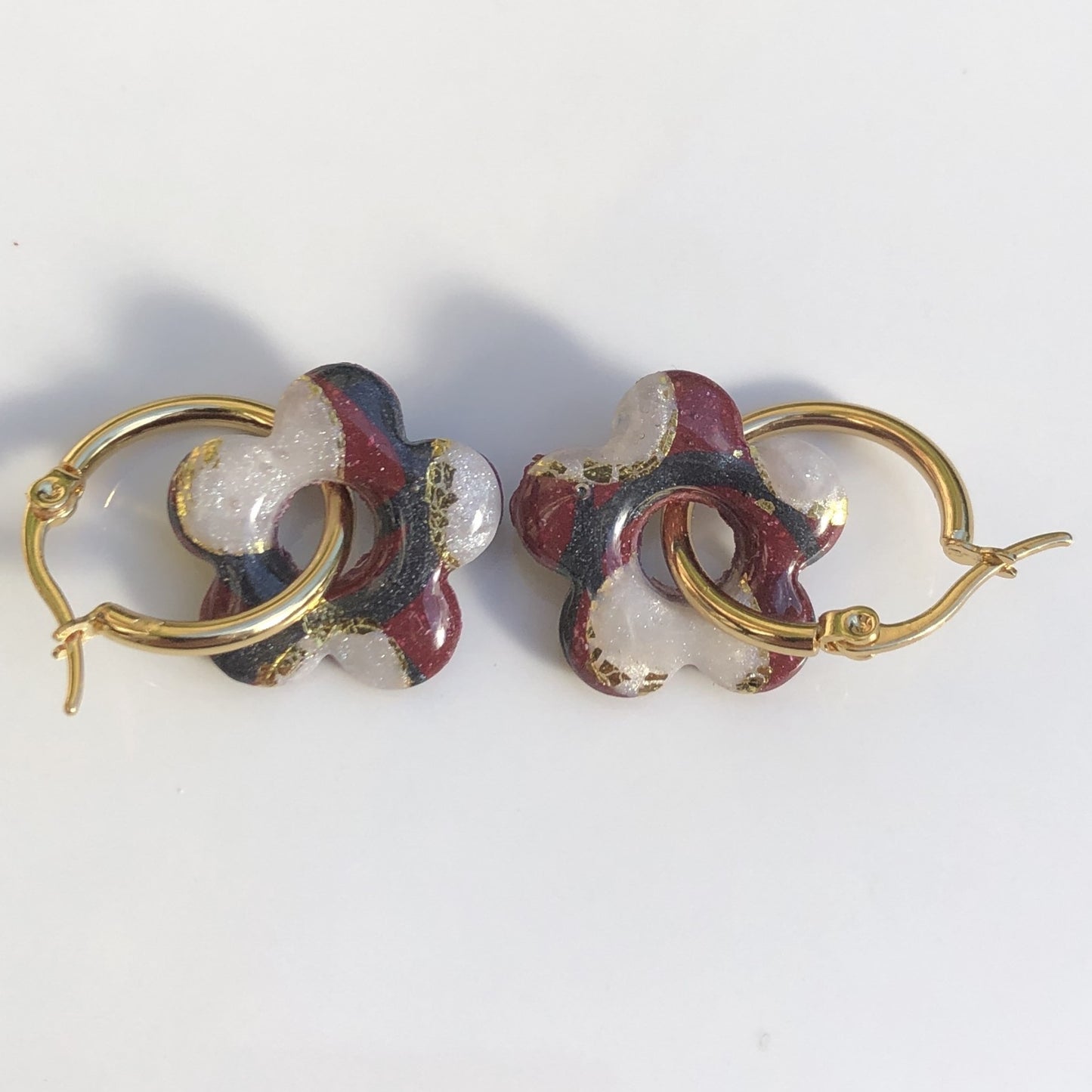 Boucles d'Oreilles Créoles Pampilles Fleurs - Blanc Nacré, Bordeaux et Or