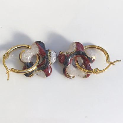 Boucles d'Oreilles Créoles Pampilles Fleurs - Blanc Nacré, Bordeaux et Or